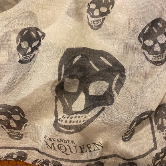 Alexander McQueen Skull Scarf - White and Gray - Picture 4 of 7